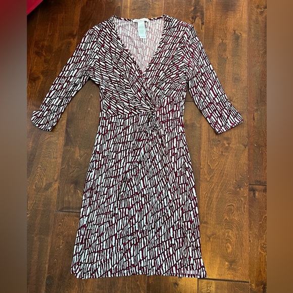 LAUNDRY Wrap Dress Red and White Patterned Size 8 and Wonderful - Picture 1 of 5